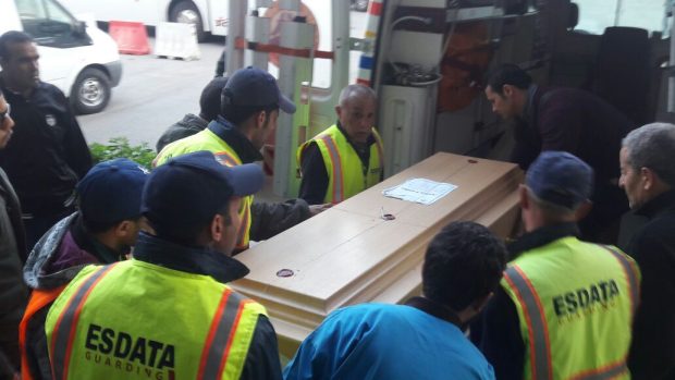 مطار كازا.. وصول جثمان مغربة قتلت في سقوط طائرة مصرية (صور)