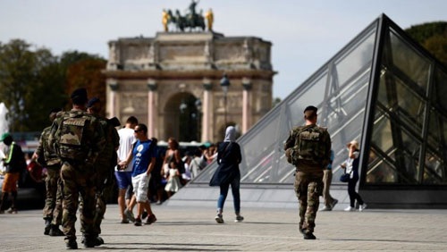 باريس.. جندي يطلق النار على رجل بساطور حاول دخول متحف اللوفر