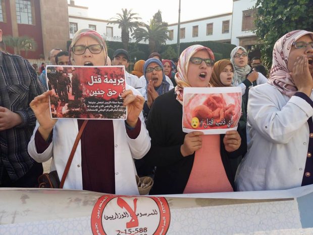 احتجاجا على إجهاض زميلتهم.. الأساتذة المتدربون يحتجون أمام البرلمان (صور)