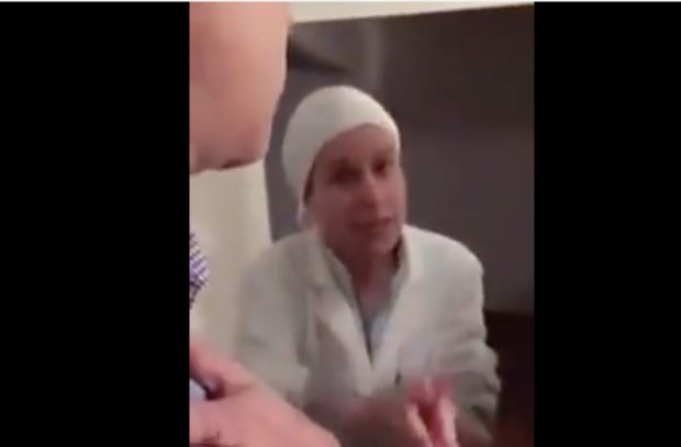 هددت بالانتحار.. خادمة القنصل العام للمغرب في فرنسا تتهمها باحتجازها (فيديو)