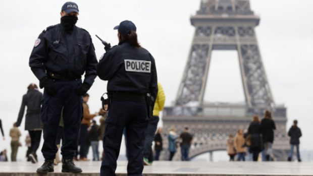 3 كيلو من المتفجرات/ قنبلة/ أسلحة النارية/ راية داعش.. فرنسا تزكلات من هجوم إرهابي