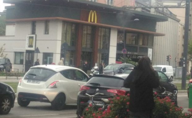فرنسا.. انفجار في ماكدونالد وهجوم على الشرطة بالرصاص