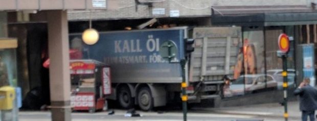 مقتل 3 أشخاص.. شاحنة تدهس المارة في ستوكهولم (صور وفيديو)