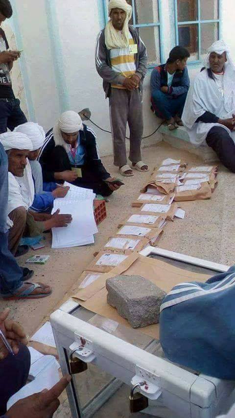 نوادر الانتخابات الجزائرية.. مكتب تصويت في الهواء الطلق! (صور)
