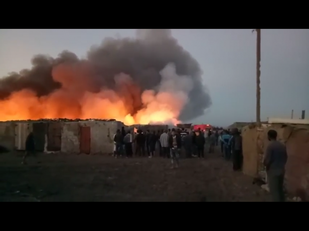 قرية الصيد لاساركا/ الداخلة .. حريق يلتهم 23 كوخا