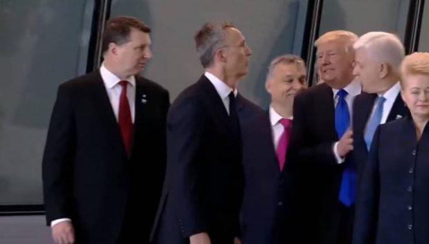 بالفيديو.. ترامب كيدفع رئيس وزراء الجبل الأسود باش يوقف فبلاصتو