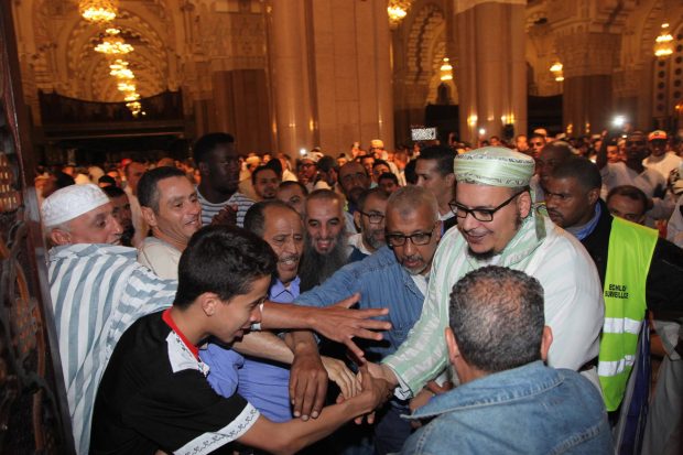 بالصور.. هجوم المعجبين على الشيخ القزابري!