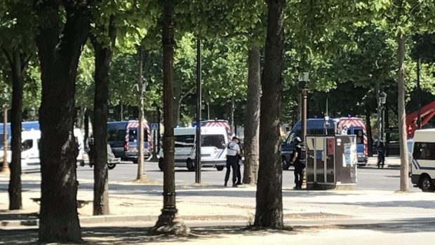 باريس.. سيارة تصطدم حافلة للشرطة