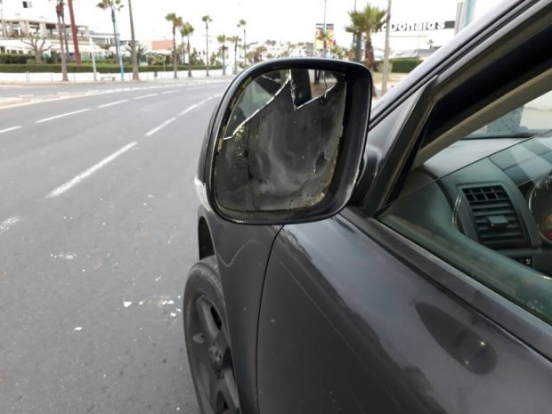 مجهولون طاردوه وكسروا زجاج سيارته.. “بوزبال” يتعرض للاعتداء في عين الذئاب (صور)