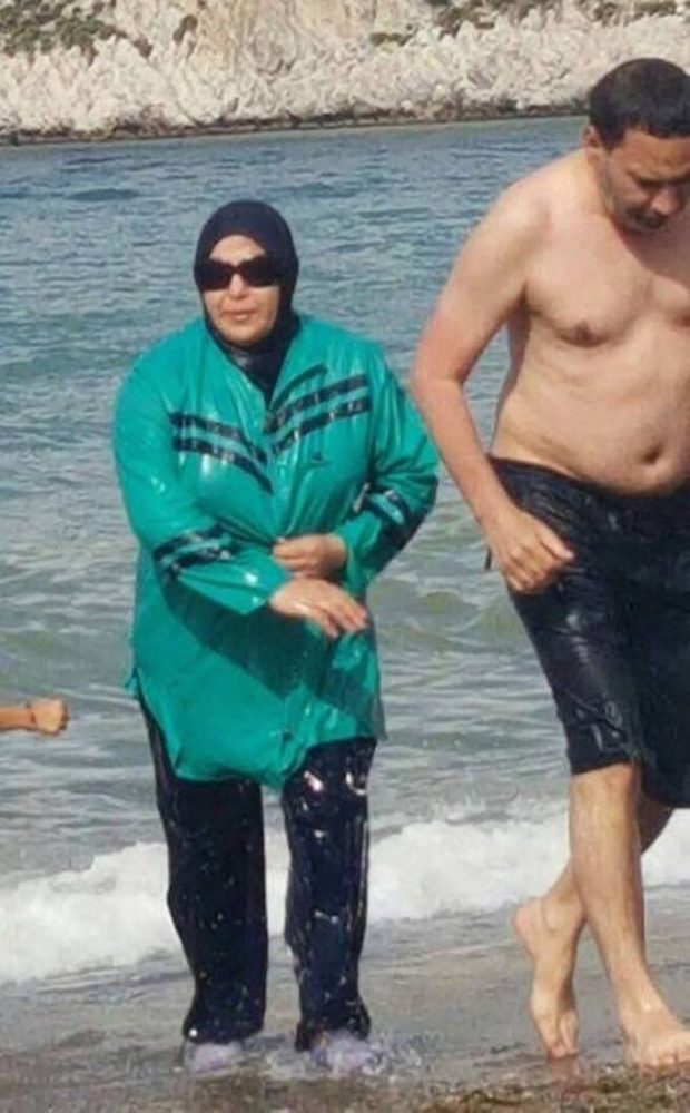نشطاء على الفايس بوك عن صورة الخلفي وزوجته في البحر: كلها يدير لرمضانو كيف بغا!