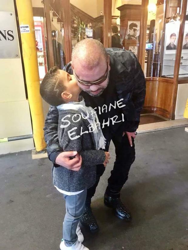 صورة من باريس.. طفل يضع قبلة على خد الملك