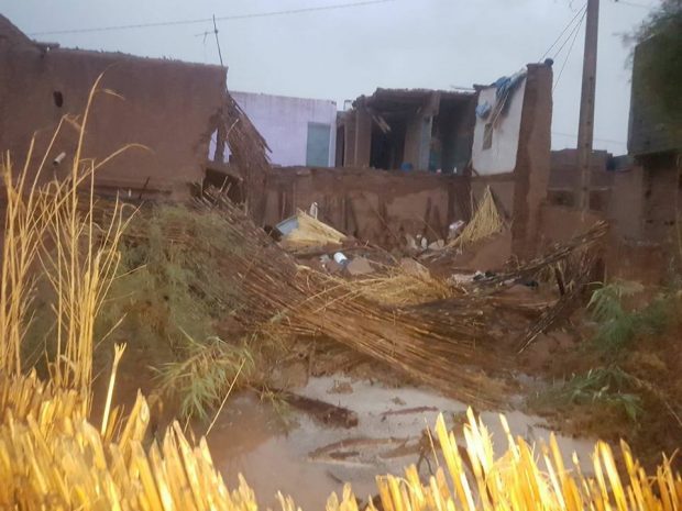 بالصور من العروميات/ زاكورة.. السيول تتسبب في انهيار 3 منازل طينية