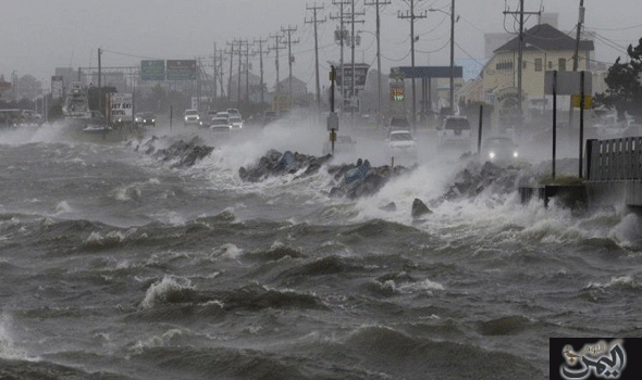 قد يتسبب في فيضانات.. إعصار يضرب المحيط الأطلسي
