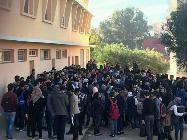 وفاة طالبة ومعلمة داخلية بسبب تسمم غذائي في تازة.. احتجاجات في مراكز الأقسام التحضيرية (صور)