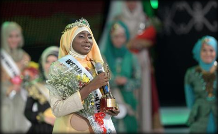 إندونيسيا.. النيجيرية عائشة أجيبولا ملكة جمال المسلمات