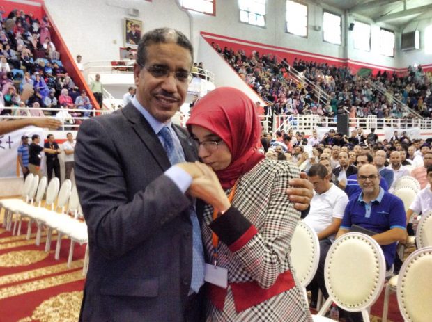 ابنة أبيها البارة.. نجلة عزيز الرباح تقبل يد والدها