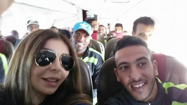 بالصدفة.. الفنانة ليلا المغربي ولاعبي فريق حسنية أكادير