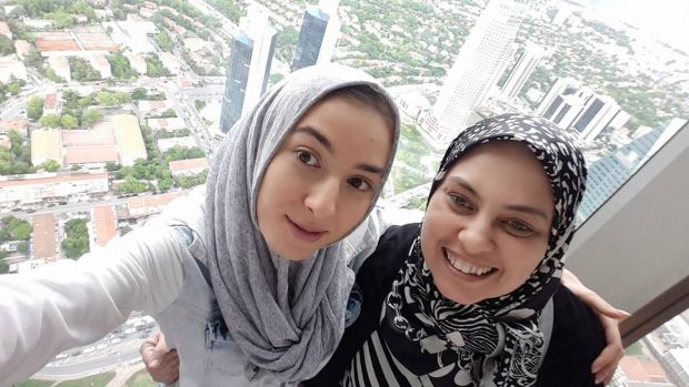 بمناسبة عيد ميلادها.. سمية بنخلدون تتمنى “ابن حلال” لابنتها