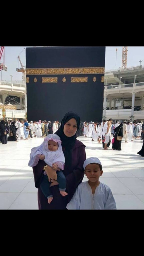 السعودية.. سمية بنكيران تزور شقيقتها التوأم رفقة ابنيها