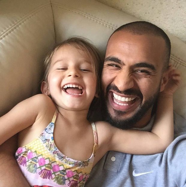 قالتها الصورة.. بدر هاري مع صغيرته!