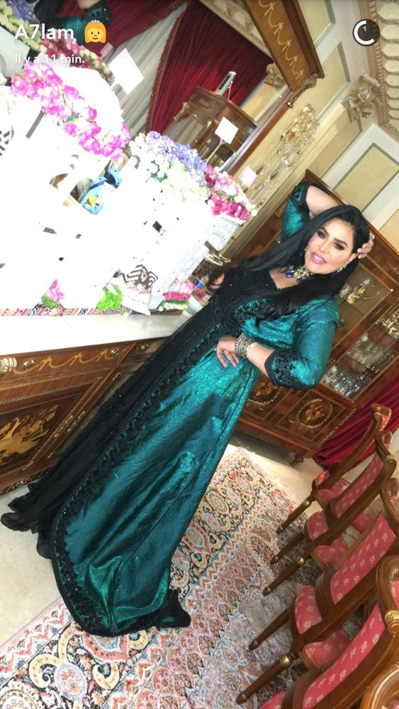وسط قصرها.. أحلام بالقفطان المغربي