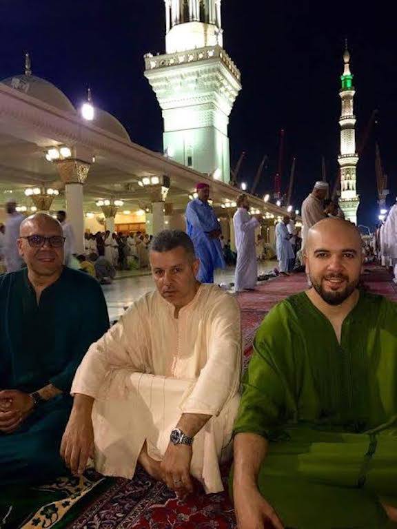 الله يقبل.. عائلة الدوزي في المسجد النبوي الشريف