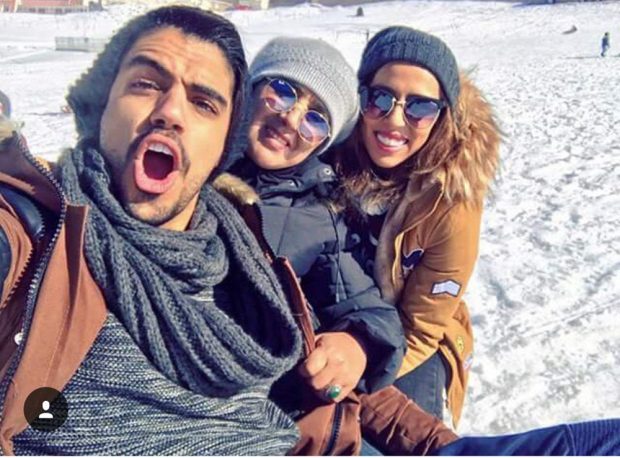 ثلج ومرح.. الإخوان بلمير ووالدتهما في إفران (صور)
