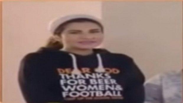 كتب عليه شكرا لله على البيرة والنساء وكرة القدم.. فنانة كويتية وسط الجدل بسبب قميص