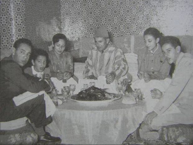 صورة أرشيفية.. محمد السادس رفقة والده وأفراد العائلة الملكية