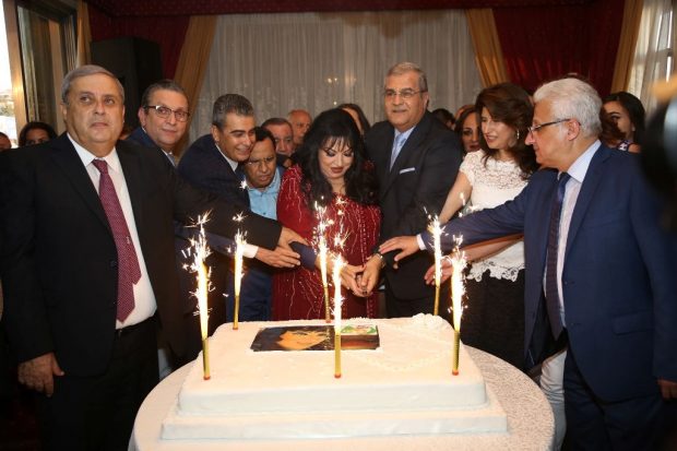 دموع وفرح.. تكريم سميرة توفيق