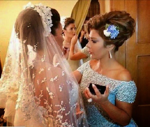 بالصور.. أصالة تزين ابنتها بمناسبة زفافها