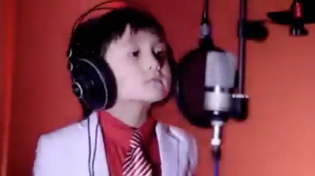 بالفيديو.. طفل صيني يغني أنتي باغيا واحد