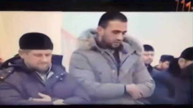 بالفيديو.. بدر هاري يصلي مع رئيس الشيشان