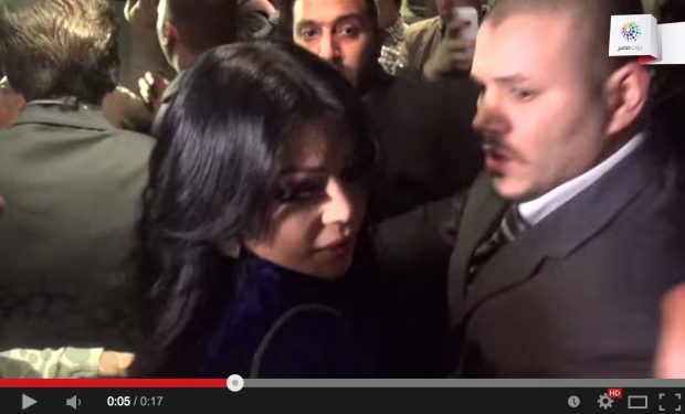 هيفاء وهبي بعد تعرضها للتحرش: من هيدا اللي بيلمسني من ورا!! (فيديو)