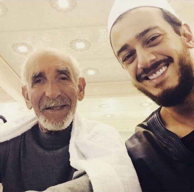 بالصورة.. سعد لمجرد مع والد مخرج “الكوبل”