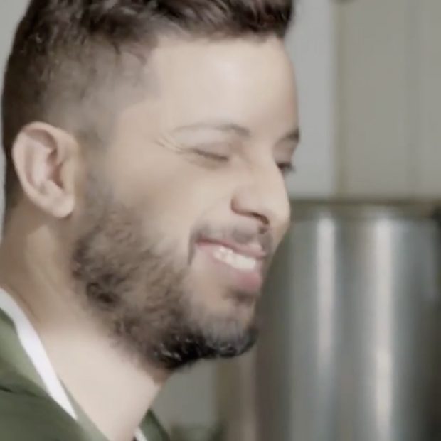 لم يحدد التاريخ.. حاتم عمور يطلق الإعلان الترويجي لأغنية “الأول” (فيديو)