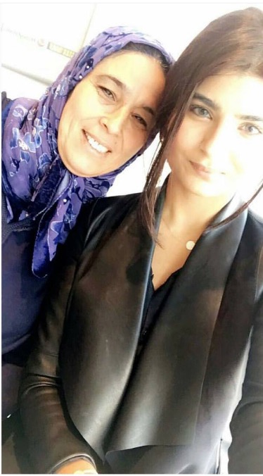 قالتها الصورة.. بطلة “تسونامي” في سيلفي مع والدتها