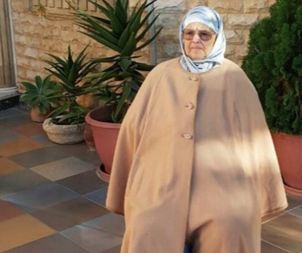 على السلامة.. والدة لطيفة رأفت تغادر المستشفى