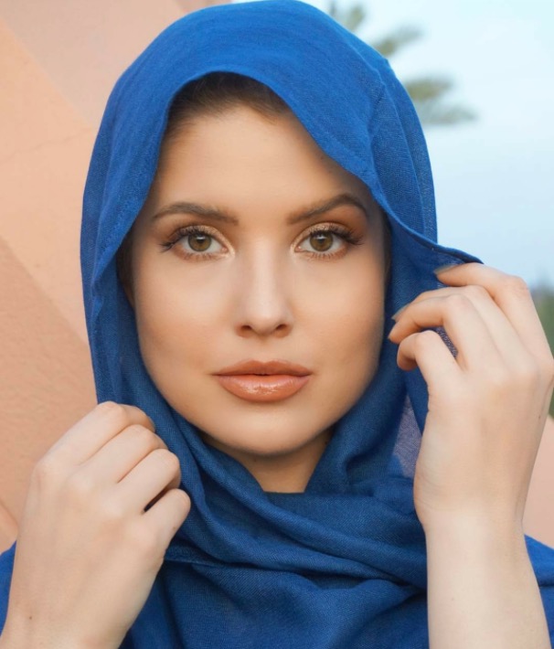 تحدثت المغربية ووضعت الحجاب.. فاتنة “بلاي بوي” مستمتعة في مراكش (صور)
