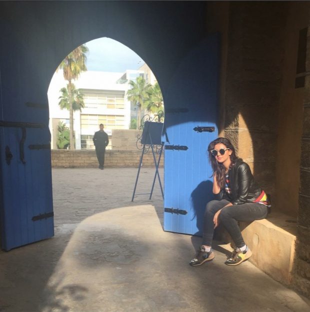 كازا.. الجميلة مريم سعيد في مقهى السقالة