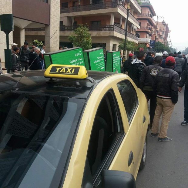 بالصور من مراكش.. سائقون لسيارات أجرة يحاصرون دراجات هوائية تحمل إشهار شركة “كريم”