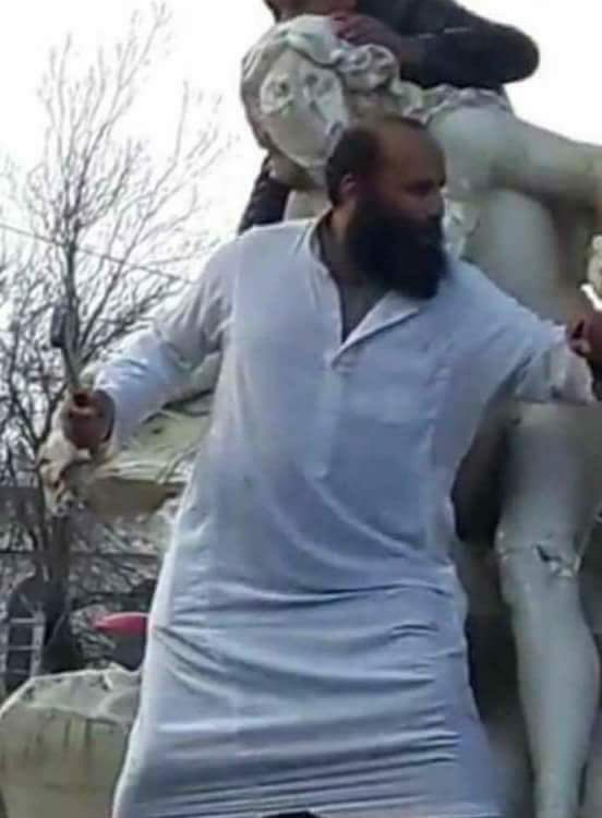 بالفيديو من الجزائر.. ملتحٍ يخرب تمثالا وسط مدينة صطيف