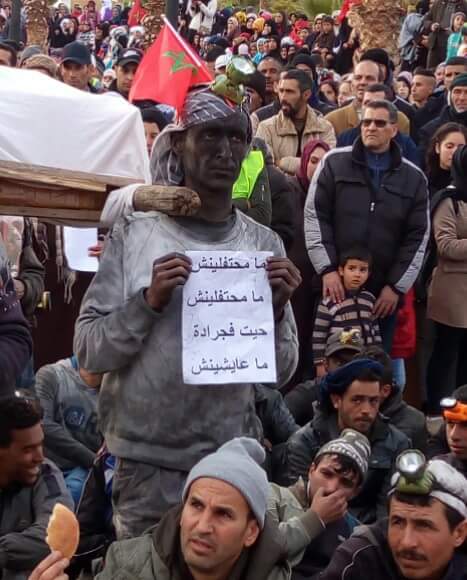 بالصور من جرادة.. احتجاجات بملابس عمال الساندريات