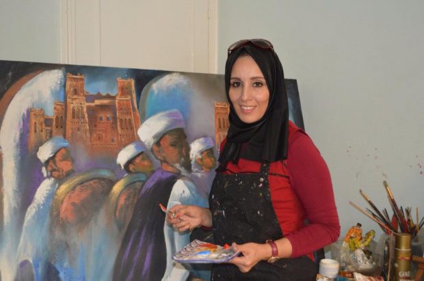 فاطنة شعنان.. تشكيلية تحتفي بالإنسان والطبيعة على لوحاتها الفنية