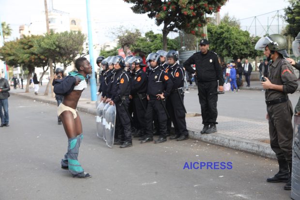 صورة من كازا.. مهاجر إفريقي تعرّى على البوليس!