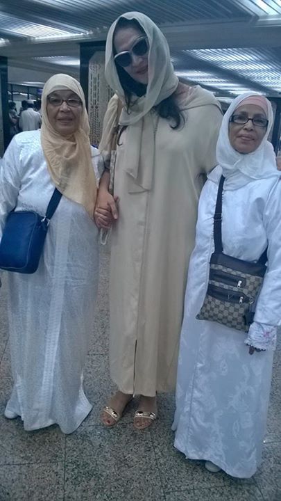 على السلامة.. والدة الراقصة نور تعود من الحج