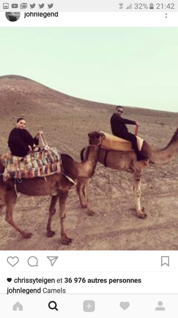 رحلة فوق الجمال.. الفنان العالمي ليجند يستمتع في المغرب مع زوجته (صور)