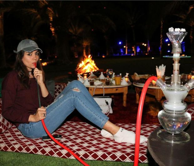 مراكش.. الممثلة “منار” تدخن الشيشا