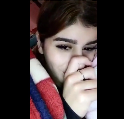 عمرها 24 سنة.. كوثر بامحمد كترضع صبعها!! (فيديو)