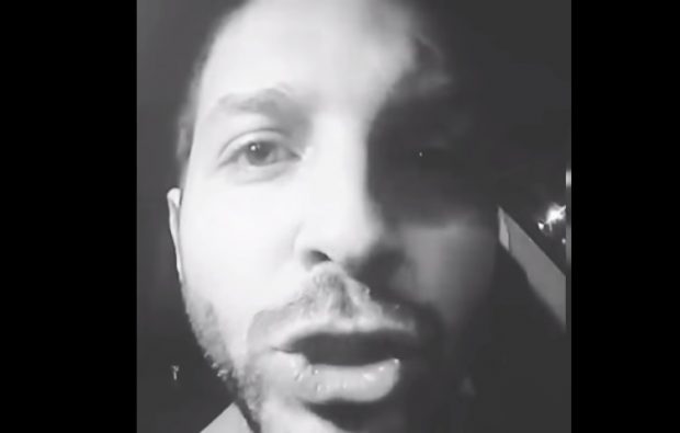بالفيديو.. بطل “كازا نيكرا” يغني “إنت مشرمل”